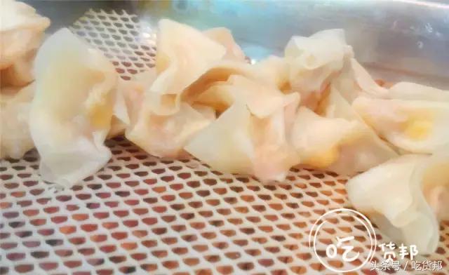 用100元钱吃遍整条小街,用20元吃遍校门口路边摊