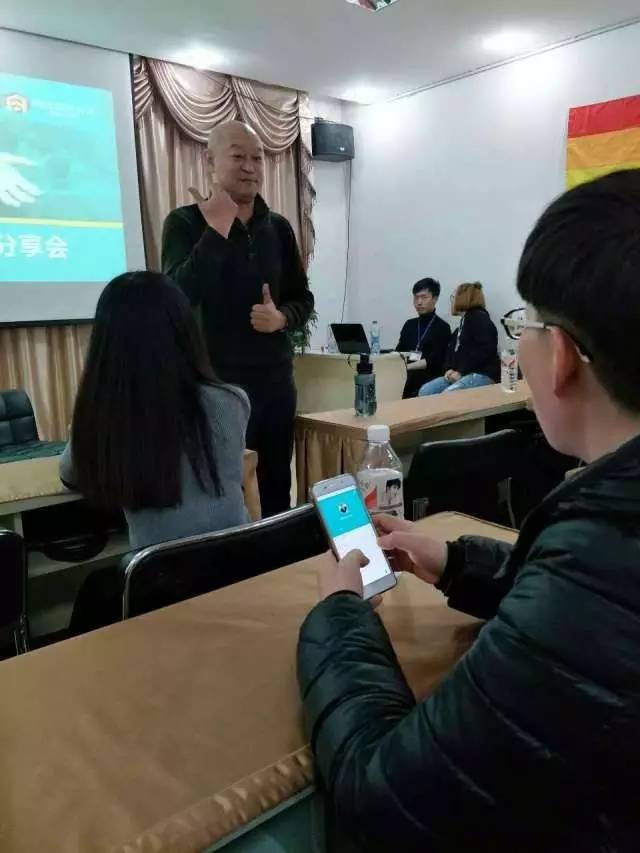 “妈妈，我是拉拉”，妈妈：“我也是”