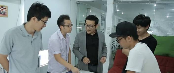 这个假老板要把公司搬到西海边，盖个全球最大的设计公司，陪员工逗鸟逗猫逗狗……