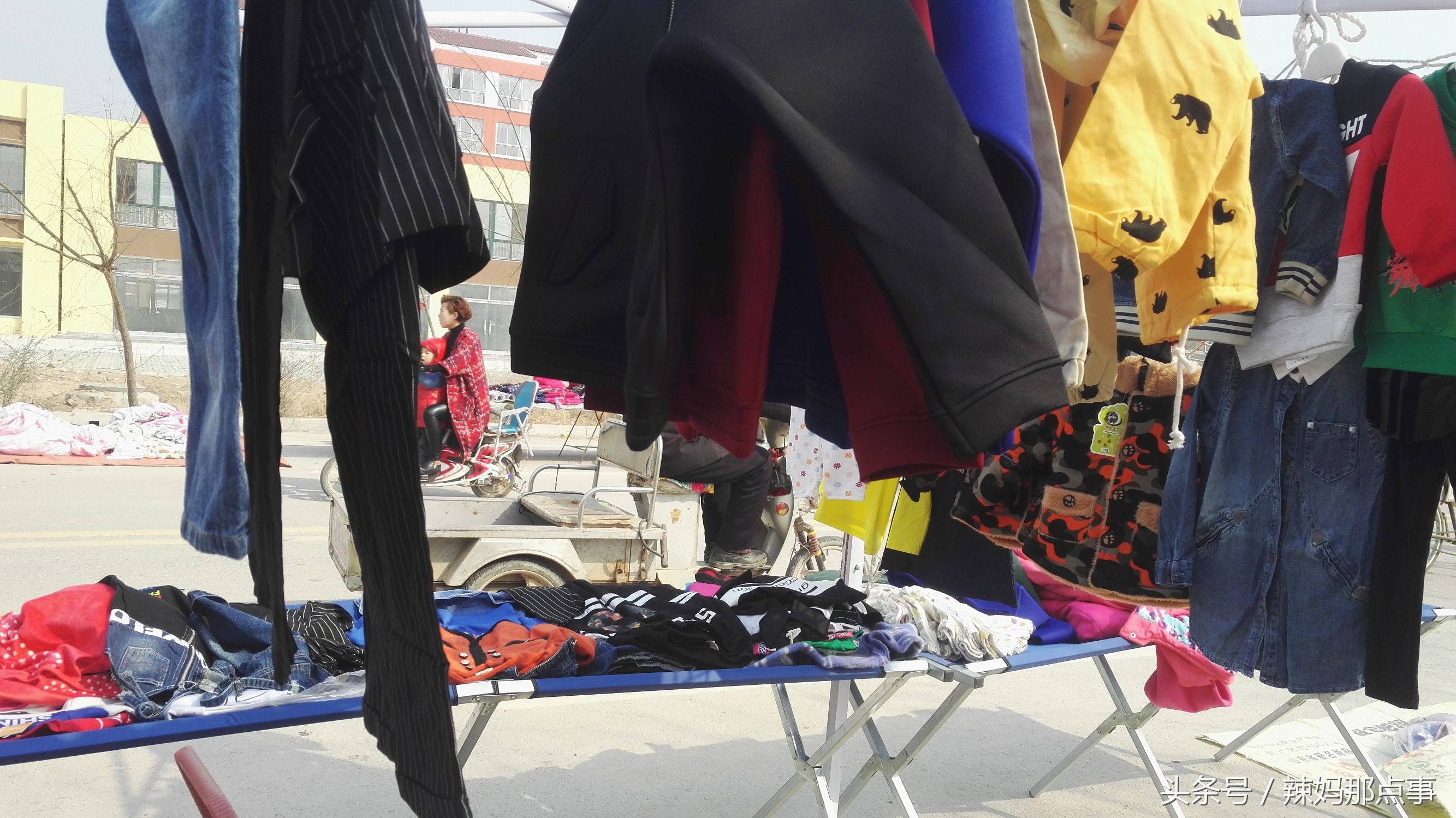 卖地摊童装过程,摆摊卖童装技巧和方法