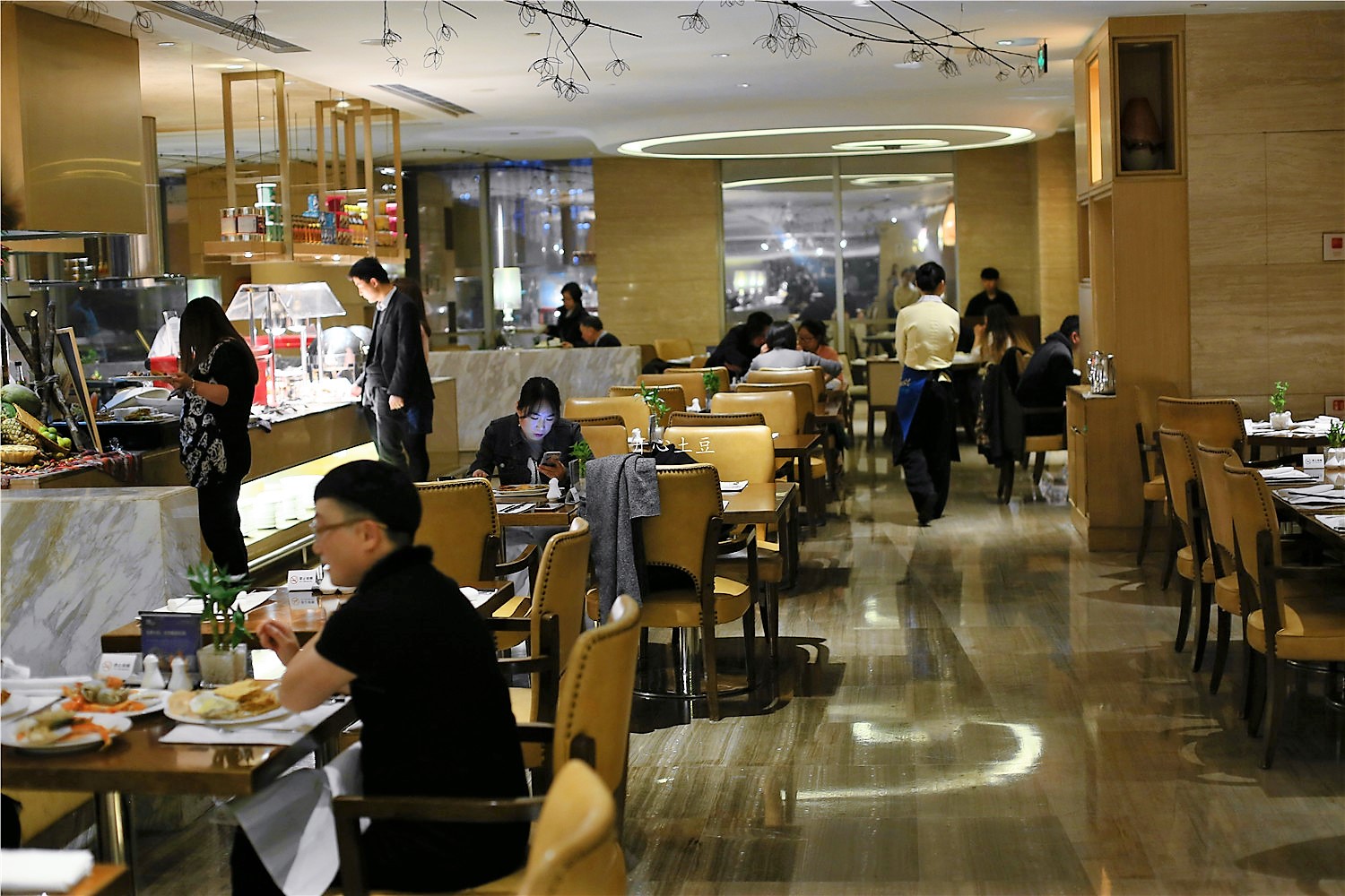 带上大牌口红，这家5星级酒店自助餐5折，亚洲女神月走起！