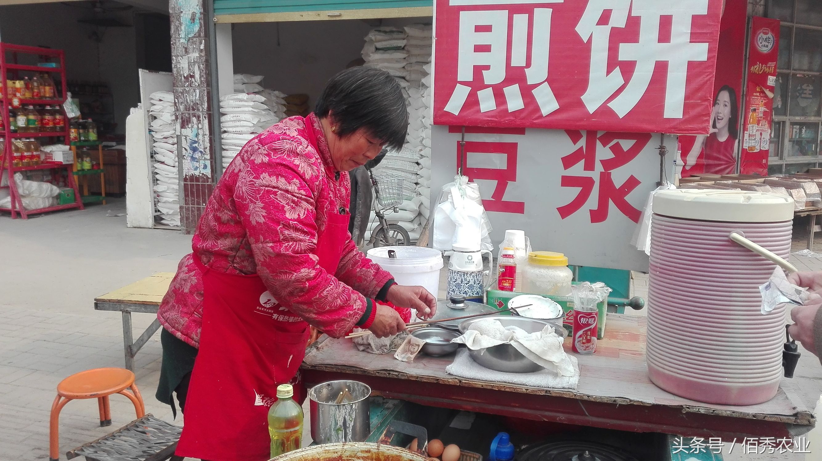 农村大姐卖鸡蛋的利润,农村大姐靠摊煎饼发家致富