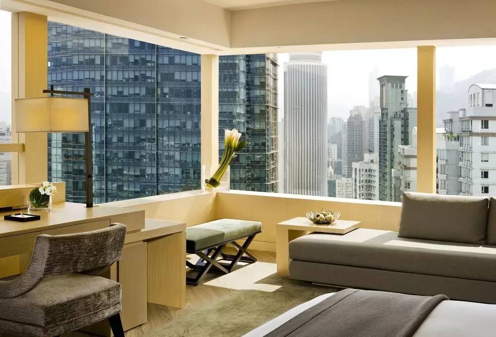 他放弃家族产业投身艺术，成为当今华人设计界的“钻石王老五”