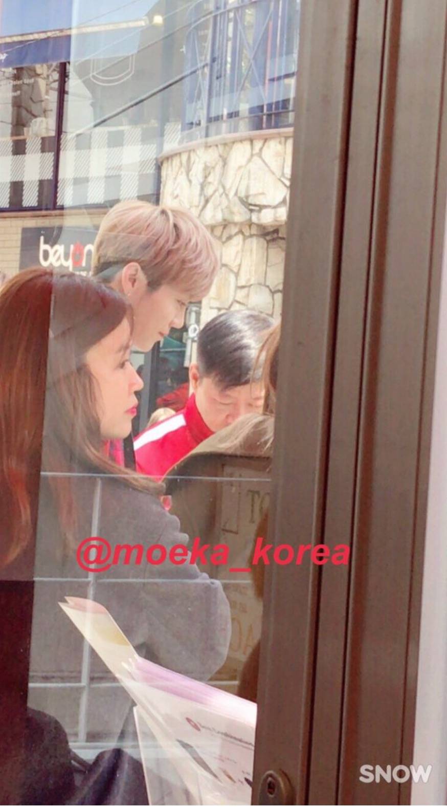 鹿晗在球场踢球时被偶遇,鹿晗日本旅行被粉丝偶遇