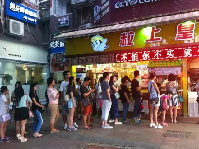 卖栗子月收入,90后小伙摆摊卖了10年板栗饼