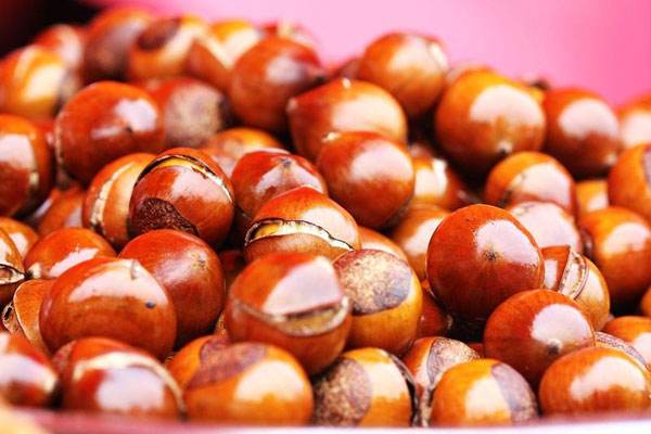 卖栗子月收入,90后小伙摆摊卖了10年板栗饼