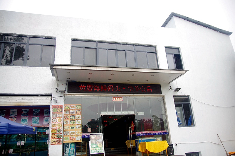 又一只外酥里嫩的烤全羊出炉了,这家的烤全羊最好吃又香又脆