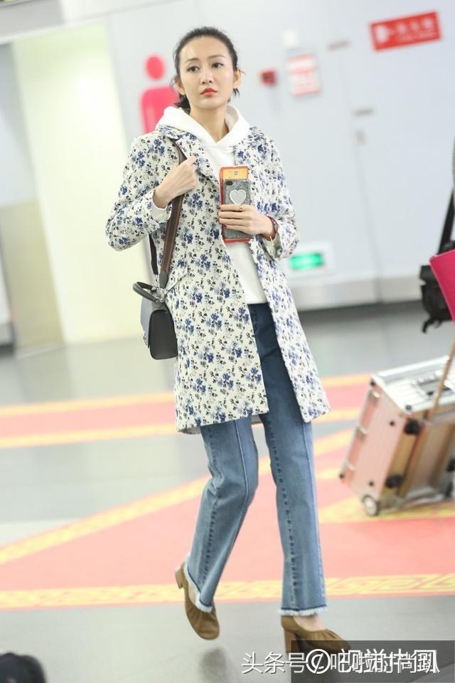 章子怡穿紫色洋装亮相秀场,章子怡巴黎时装周包包