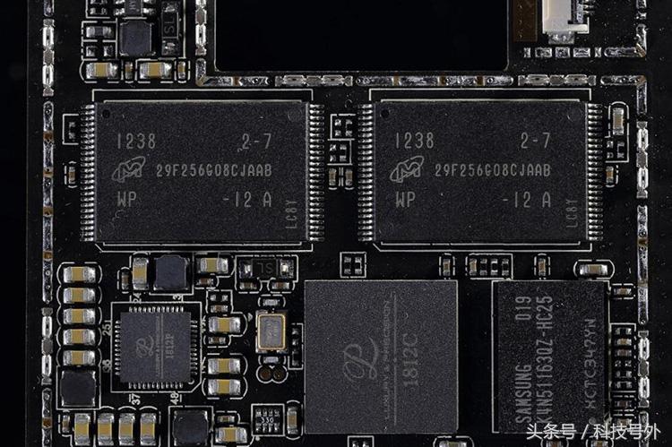 2.4寸屏+64GB+花梨木外壳，比iPhone7还逼格