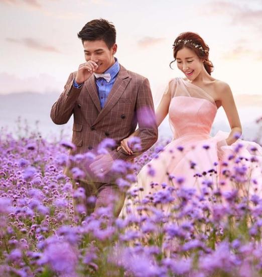 丽江9万朵各色花海婚纱照,森系花海小清新婚纱照