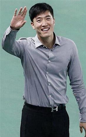 先别骂土豪太俗,带logo的腰带穿得好就能帮你省钱