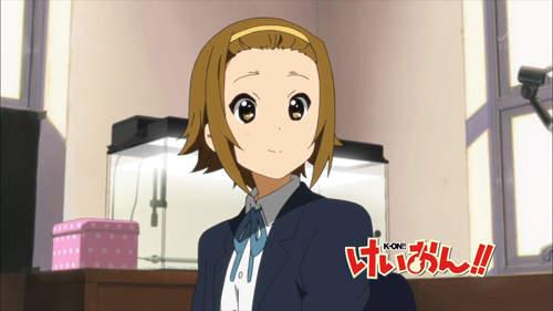 头发放下来和扎起来哪个更显年轻,头发放下来感觉帅多了