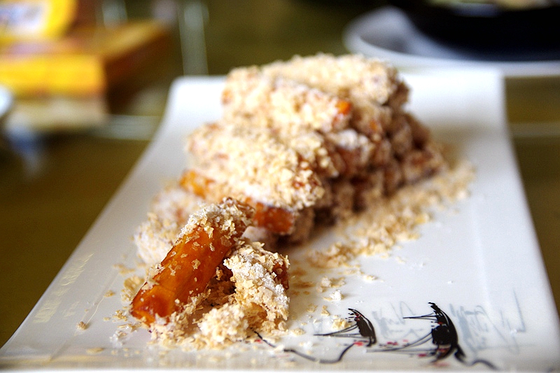 又一只外酥里嫩的烤全羊出炉了,这家的烤全羊最好吃又香又脆