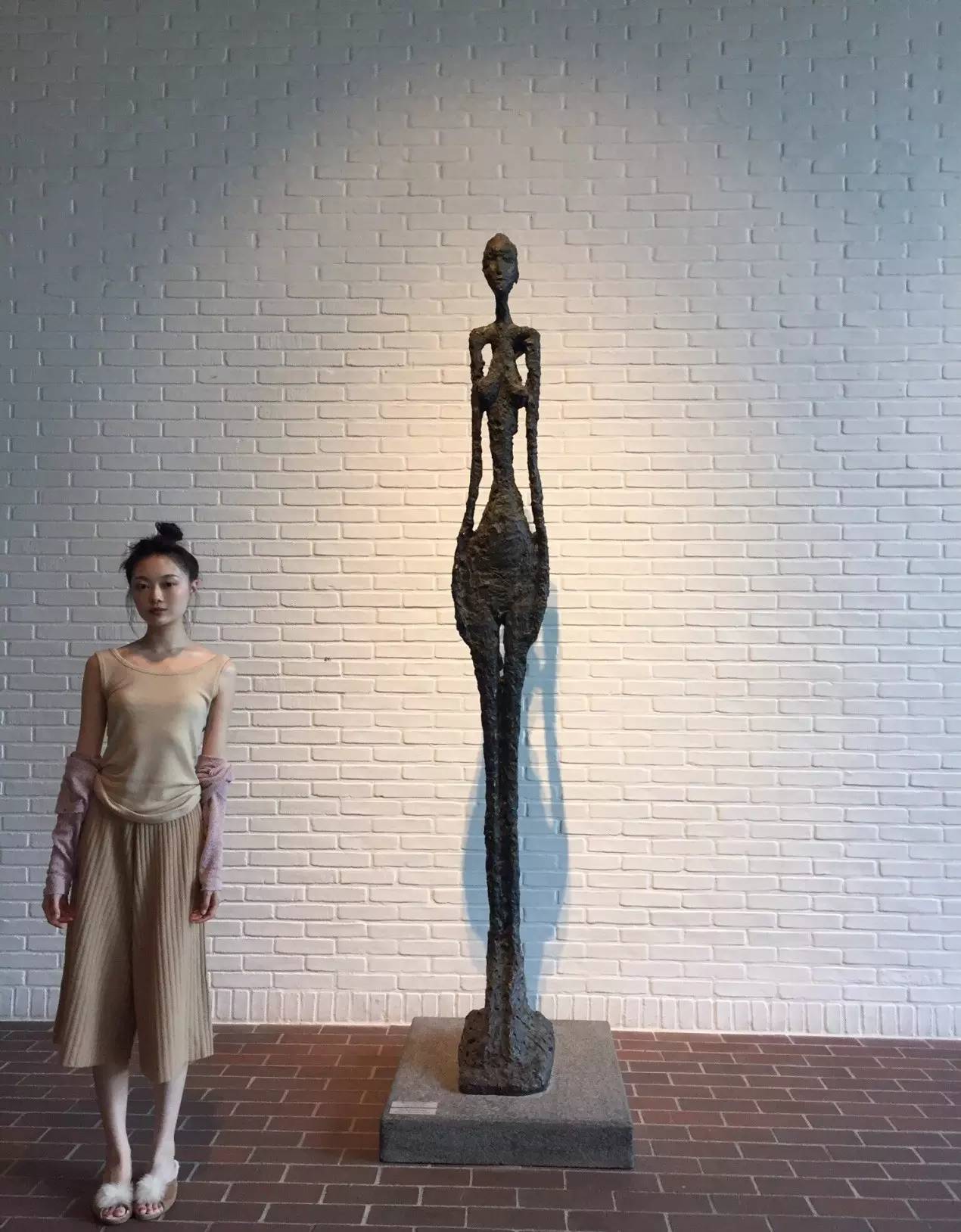 跟着艺术家学穿搭,跟艺术家学穿搭三组时髦颜色