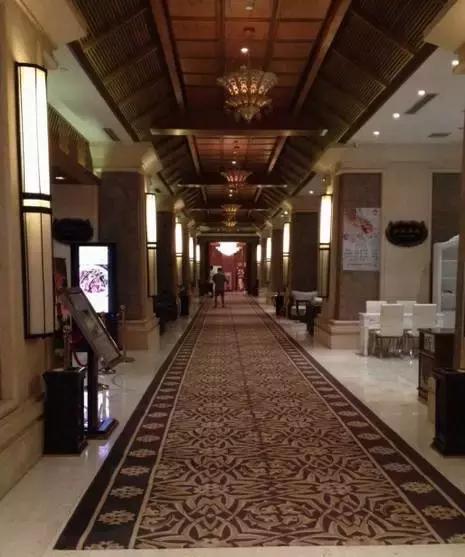 一起泡温泉的奢侈的享受,夏日一起泡温泉