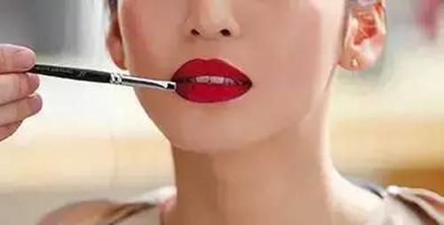 用口红在手上画图案,用手涂口红的正确方法