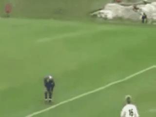 足球搞笑gif网友恶搞,足球搞笑过人集锦gif