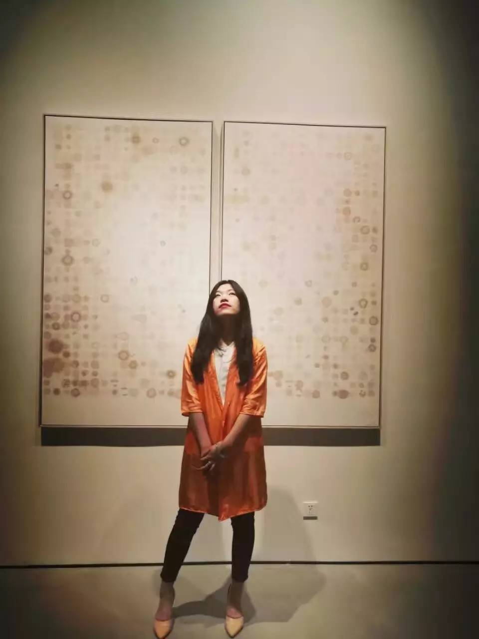 跟着艺术家学穿搭,跟艺术家学穿搭三组时髦颜色