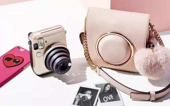 mk和蔻驰品牌属于什么档次,mk和蔻驰女包哪个料子更好