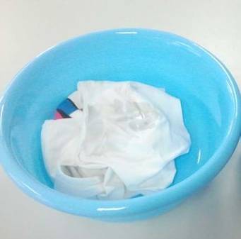 白色衣服的顽固发霉污渍如何清除,衣服发霉异味怎么清洗方法最简单