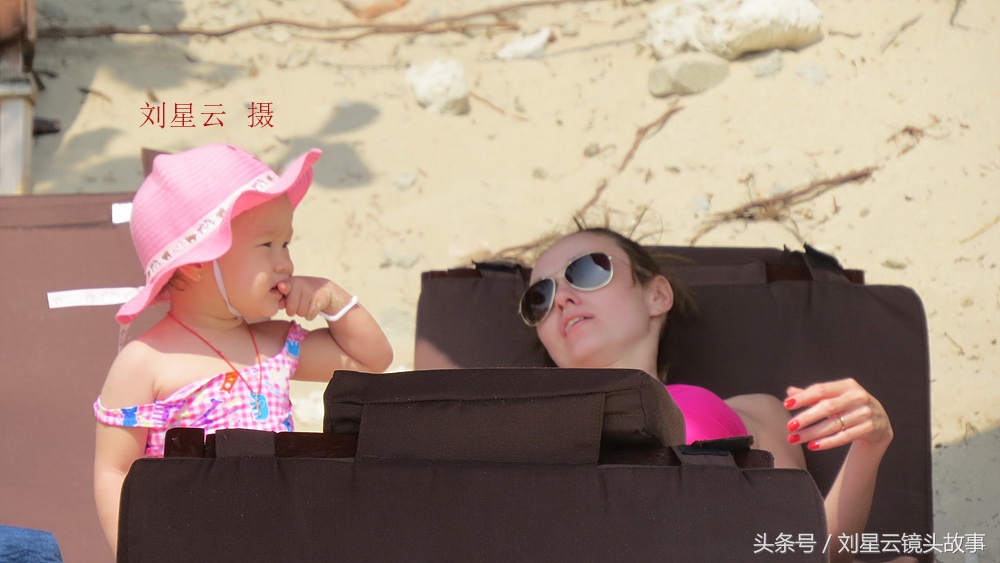 俄罗斯人三亚沙滩享受亲子日光浴好惬意,为人之母的洋妞有苗条的