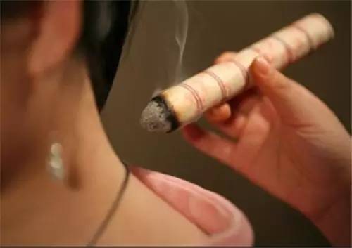 艾草精油去眼袋黑眼圈方法,去黑眼圈最有效的方法艾叶