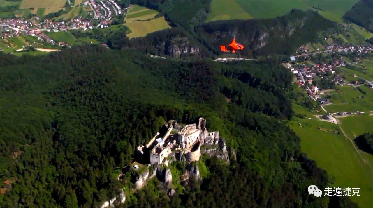 上瘾了，直升机飞行员什么都不顾了，捷克飞行员把直升机降落到瓦茨拉夫广场，自己去喝咖啡了