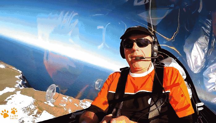 上瘾了，直升机飞行员什么都不顾了，捷克飞行员把直升机降落到瓦茨拉夫广场，自己去喝咖啡了