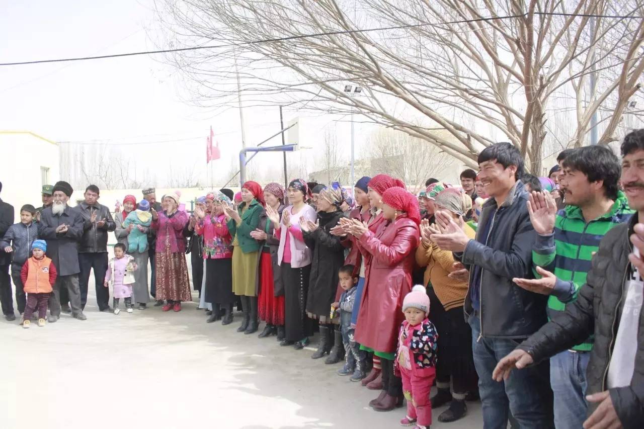 几百村民像过节一般站在村口，原来是为迎接他……