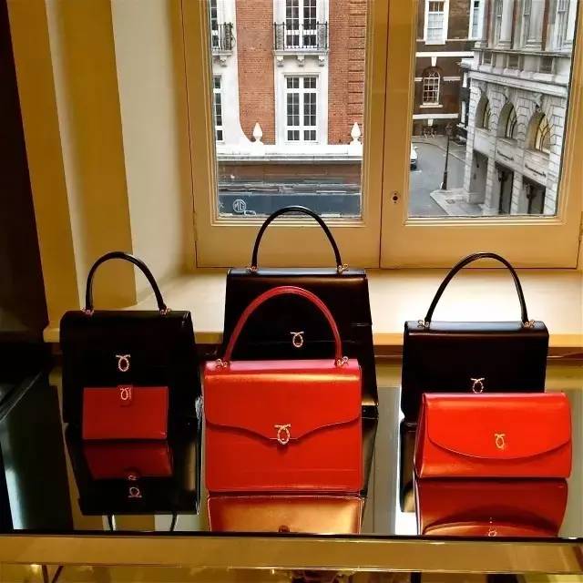英国女王背双肩包,英国女王的爱马仕包包
