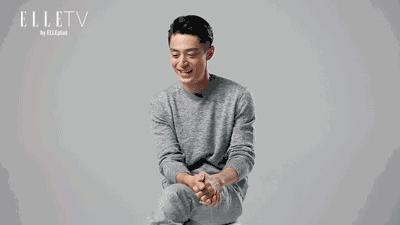 杨幂在泳池边吃苹果,在游泳馆里偶遇杨幂