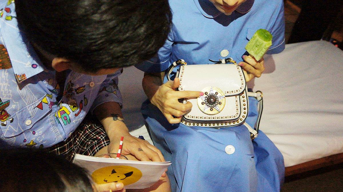 杨幂在泳池边吃苹果,在游泳馆里偶遇杨幂