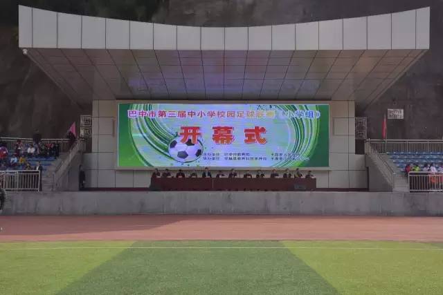 这一群中小学生像职业球员一样在踢球！