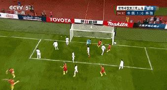 这一群中小学生像职业球员一样在踢球！