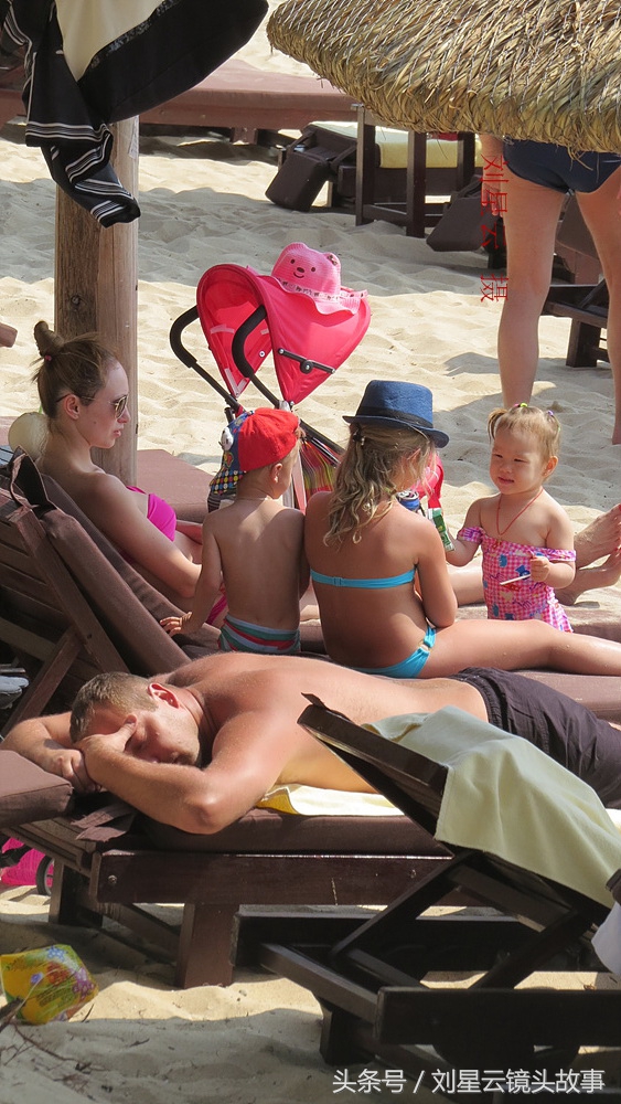 俄罗斯人三亚沙滩享受亲子日光浴好惬意,为人之母的洋妞有苗条的