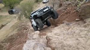 小伙子结婚也太激动了，新娘差点被摔伤呀！