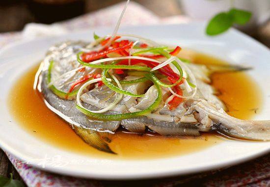 清蒸鲳鱼最简单好吃的做法,清蒸鲳鱼的做法最好吃又简单