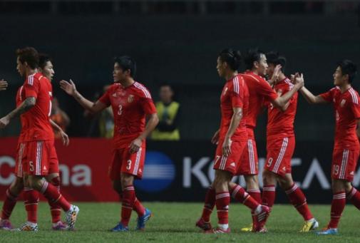 这位球迷皇帝又来了！大批球迷抵达长沙助威中韩生死战！