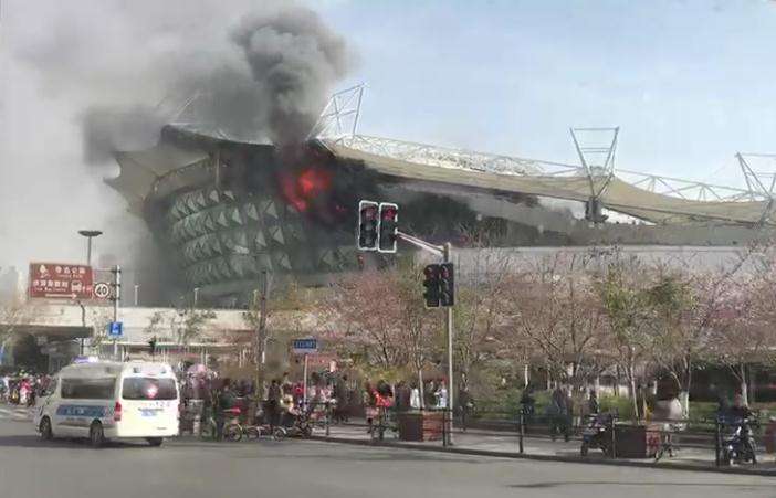 虹口足球场起火,虹口足球场火灾视频