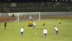 体育踢球搞笑名场面,足球运动场上的搞笑瞬间