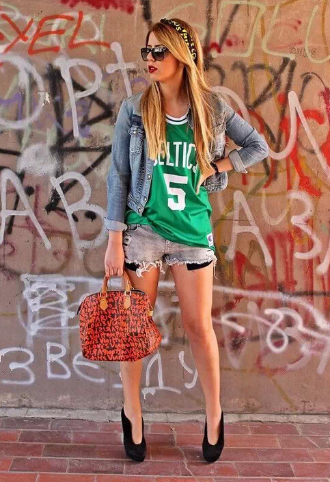 当女球迷穿球衣的时候,她们在穿什么?