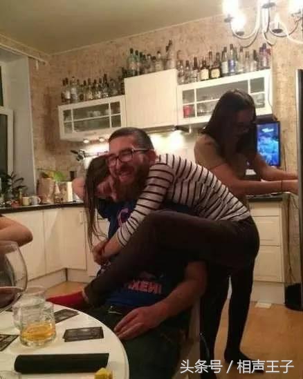 姑娘,别再抬脚了,整个车厢都弥漫着你臭袜子的味道