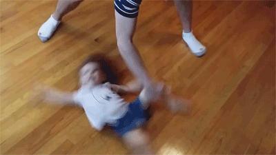 姑娘,别再抬脚了,整个车厢都弥漫着你臭袜子的味道