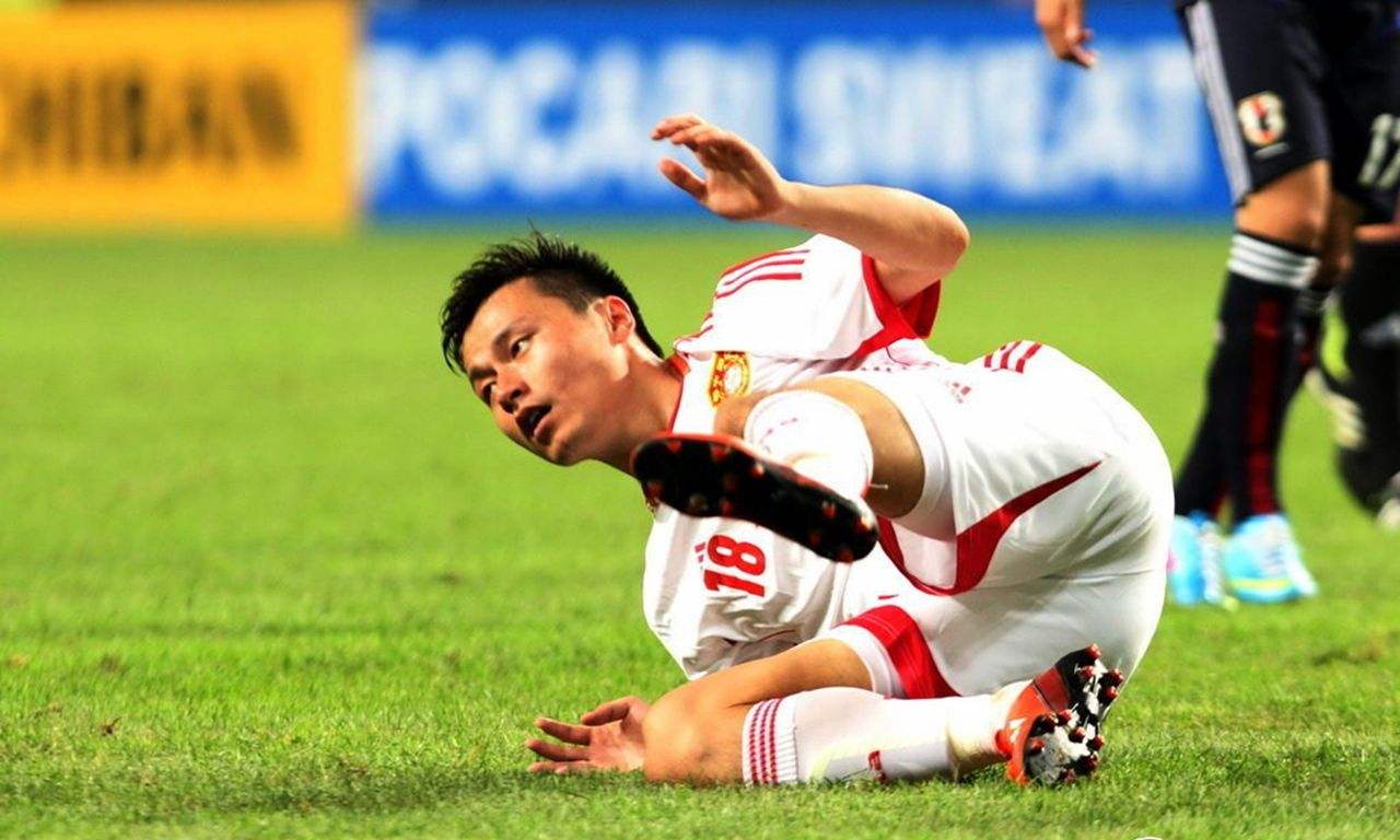 攻势足球冒险抢三分or五后卫战术守一分？选择权交给里皮！