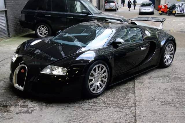 就算你月薪5万又怎样，在这儿也只够洗次车