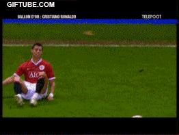 体育踢球搞笑名场面,足球运动场上的搞笑瞬间