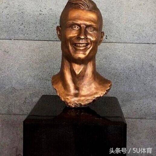 梅西和c罗雕像,c罗和梅西的雕像