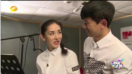 秀恩爱方式千千万！而只有一种爱叫有谢娜的地方就没有张杰的正脸