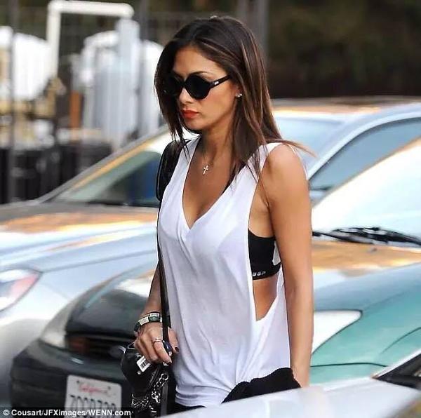 夏天白色t恤发霉怎么处理,夏天白t恤油渍怎么洗