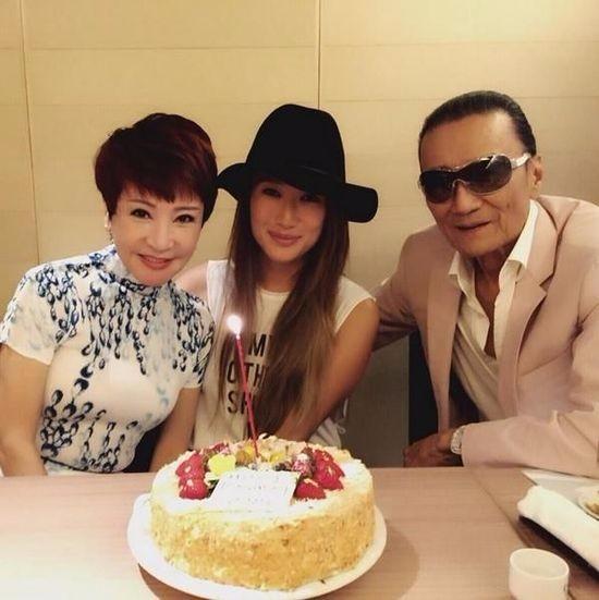 81岁谢贤承认与32岁女友分手,84岁谢贤与35岁女友当街秀恩爱